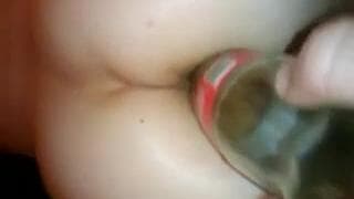 Com uma garrafa alcança o prazer sozinha