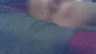 Ela se excita sozinha na sua propria cama