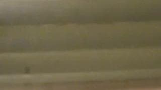 Espiam esta mulher a se trocar e masturbar