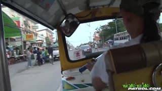 Mulher japonesa é espancada por dois homens fortes