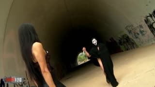 Ela oferece sua bunda a ele para que ele fique duro