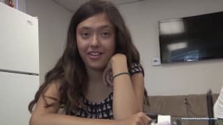 Ela é submetida a um tormento por um homem excitado