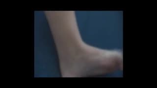 Ele adora que ela lhe masturbe com seus pés