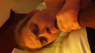 grava com seu celular chupando o pau