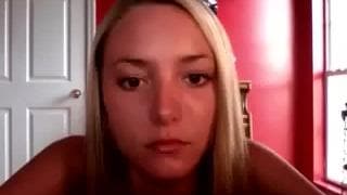 Essa loira inocente se masturba sozinha