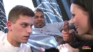 BBC sodomiza garota e namorado lambe a cona dela