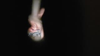 Ela depila a buceta enquanto alguém a enfia pelo buraco da fechadura