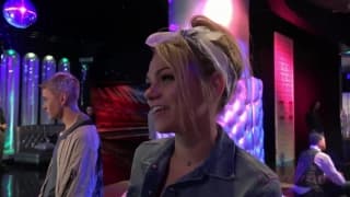 Ela recebe uma dedada na buceta em um encontro sexual em Las Vegas