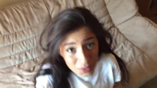 Magra mas boa chupando um pênis em POV