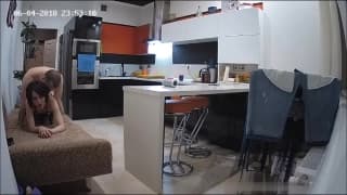 Cliente com tesão fodendo uma vagabunda no sofá