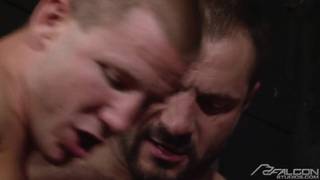 Quatro caras muito fortes transando duro Quatro caras muito fortes transando duro