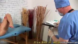 Hoje, Gina tem uma consulta com um médico que quer examiná-la Hoje, Gina tem uma consulta com um médico que quer examiná-la