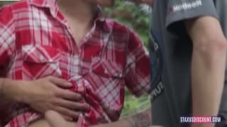 Gays explorando os paus uns dos outros Gays explorando os paus uns dos outros