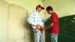 Jovens gays em uma escola abandonada Jovens gays em uma escola abandonada