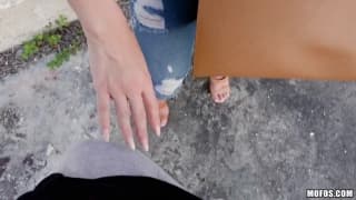 Essa loira depravada foderá em público