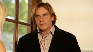 Loira sexy seduz um policial durão.