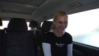 No frio, ela se aquece com dois paus!