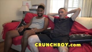 Fabuloso interracial entre dois amigos gays