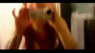 Uma ruiva e um negro no banheiro com prazer