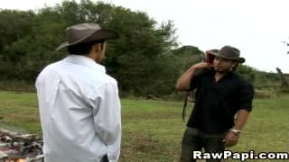 Sexo ao ar livre entre dois cowboys gays