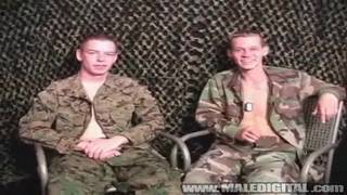 Dois lindos soldados saboreando seus pênis Dois lindos soldados saboreando seus pênis