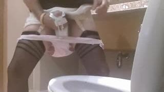 O travesti vai estar se masturbando no banheiro