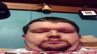 Gordo fica excitado com seu pênis minúsculo