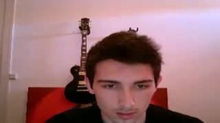 Rapaz muslado divertindo-se em casa