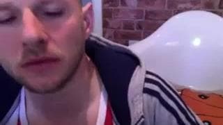 Homem casado se masturbando em casa. Homem casado se masturbando em casa.