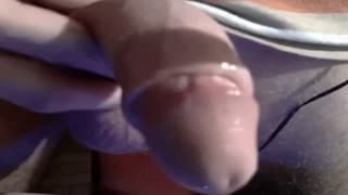 Jovem gay de cabelo comprido na webcam