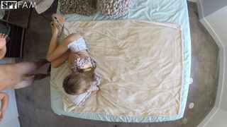 Rebel Lynn é uma magrinha que surpreende seu irmão se masturbando