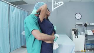 Médica pagando boquete gostoso para o enfermeiro no consultório Médica pagando boquete gostoso para o enfermeiro no consultório