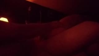 No escuro fodendo com a namorada em frente da irmã