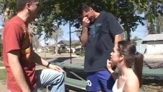 Um galo na boca e o outro na buceta pra essa gata da Coutrney James