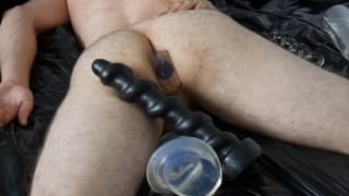 Ele coloca um dildo em seu ânus e fica feliz