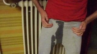 Este cara se excita urinando na roupa