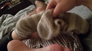 Esse cara tem uma adoração pelos pés de sua namorada Esse cara tem uma adoração pelos pés de sua namorada