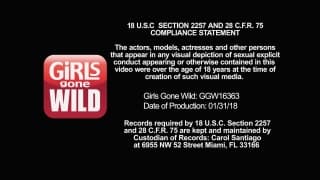 A loira se toca no chuveiro depois da ioga