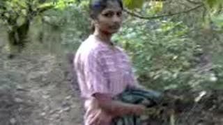 Esta jovem hindu é penetrada na selva