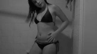 Amanda dança em um maiô para nós ver