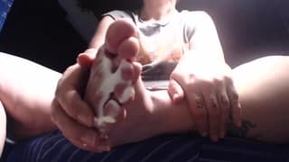 Trans fica excitada massageando seus pés