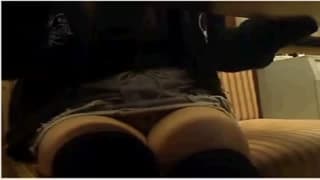 Japonêsa se masturbando debaixo da mesa