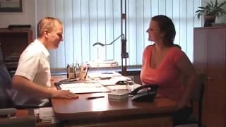 Sexo gostoso com uma mulher no escritório Sexo gostoso com uma mulher no escritório