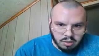 Ele masturba com prazer e se diverte