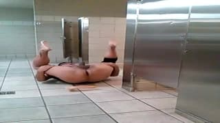 Um vibrador para se masturbar em um banheiro