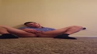 O jovem gay se diverte se masturbando em frente à webcam até gozar