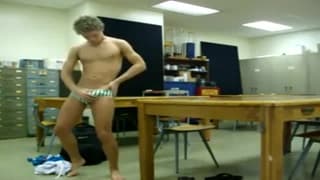 Ele é deixado sozinho e decide se masturbar