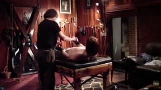 Cara mais velho numa sessão bdsm com shemale!