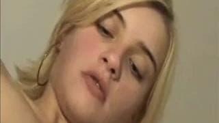 Loira de mamas pequenas suga e recebe anal