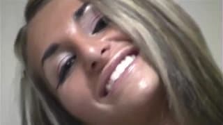 Excelentes caricias geladas com um loira